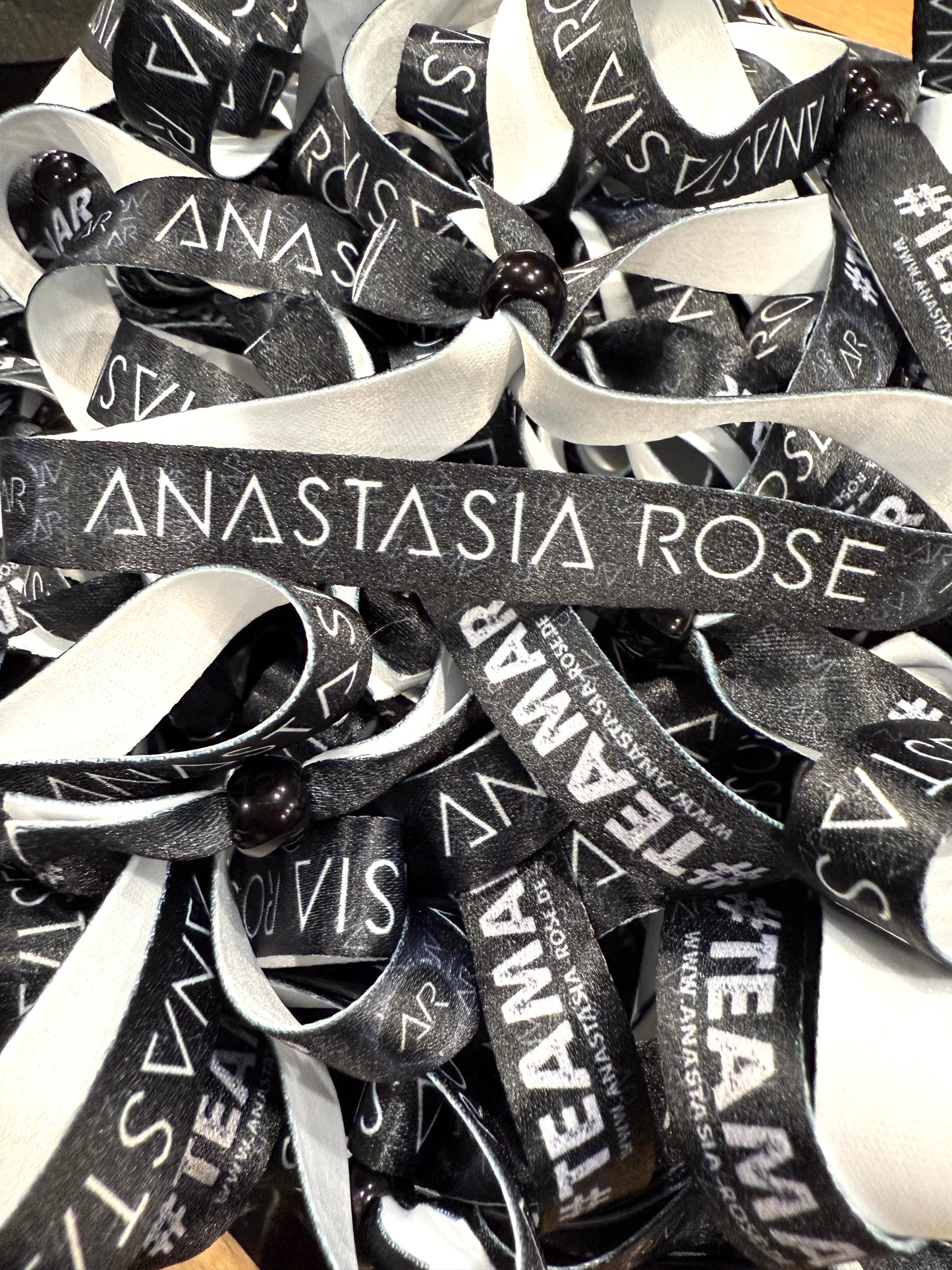 10x Anastasia Rose Festivalbändchen "Team AR"